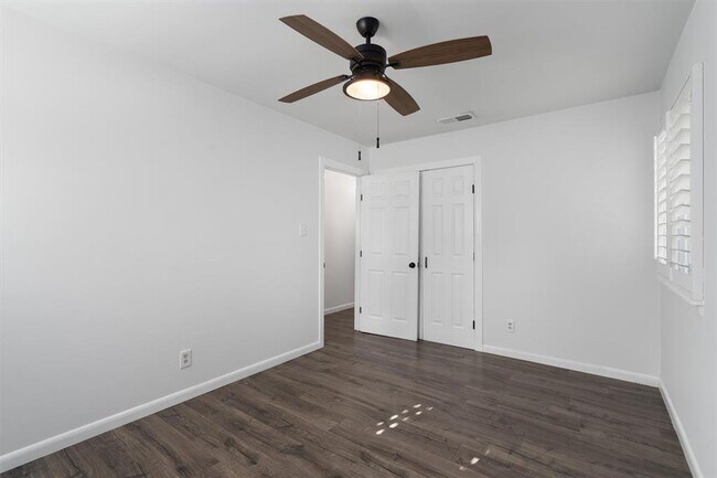 Building Photo - 1800 Romford Dr