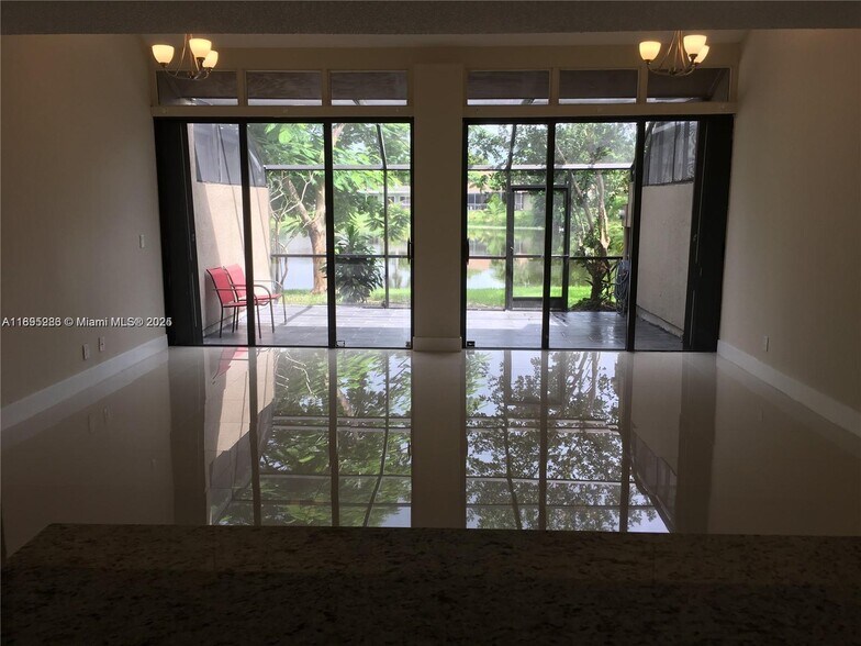 Building Photo - 10951 N Lakeview Dr