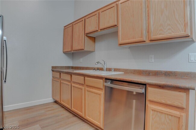 Building Photo - 2305 W Horizon Ridge Pkwy