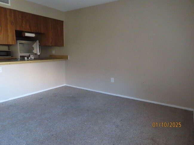 Building Photo - 1 bedroom 1-Bath Condo  Bldg. 6 Unit #333 ...