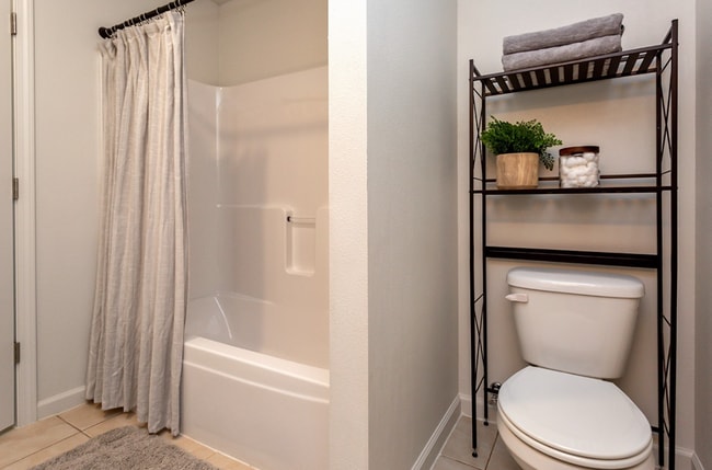 Building Photo - 3 Bedroom, Single-story Townhomes for rent in Des Moines IA