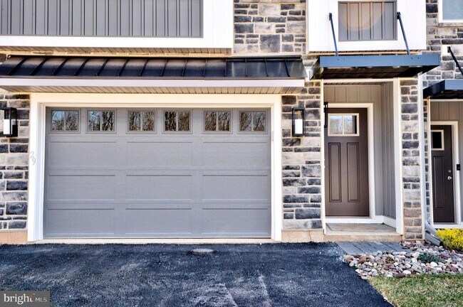 Building Photo - 29 Independence Ct