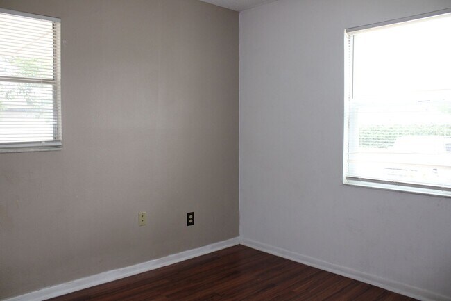 Building Photo - A charming 2-bedroom, 2-bathroom home located in the vibrant community of Spring Hill