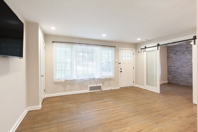 Building Photo - Renovated 3/2 w/ Fenced In Backyard and Courtyard!