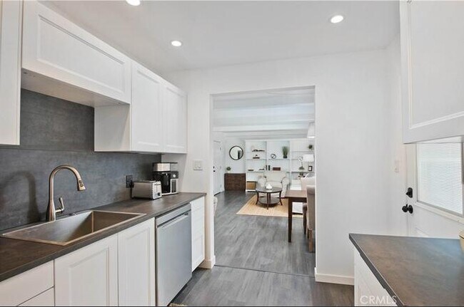 Building Photo - 5759 Jamieson Ave
