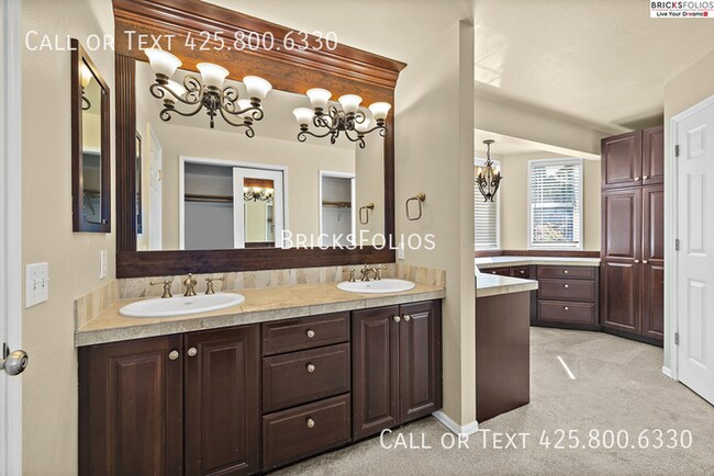 Building Photo - Luxurious 5-bedroom home in Sammamish with...