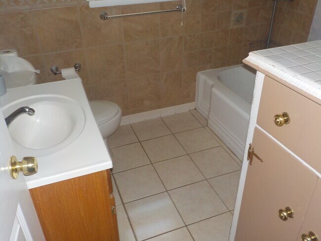 Building Photo - 1027 W 10th St