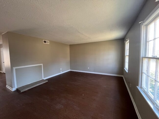 Building Photo - Renovated 3 Bedroom 2.5 Home for Rent!