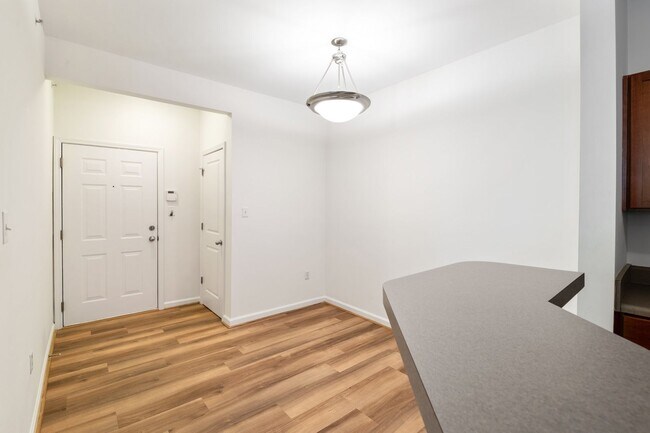 Building Photo - 1BR, 1Ba Condo in Walker Square