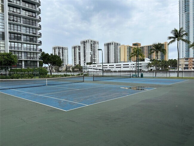 Building Photo - 1000 Parkview Dr