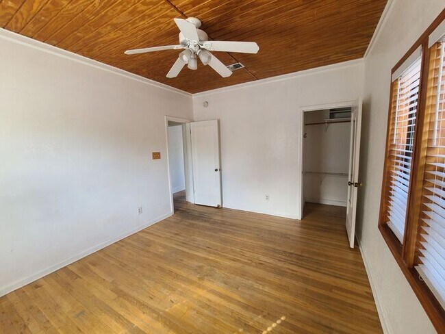 Building Photo - **Available NOW**