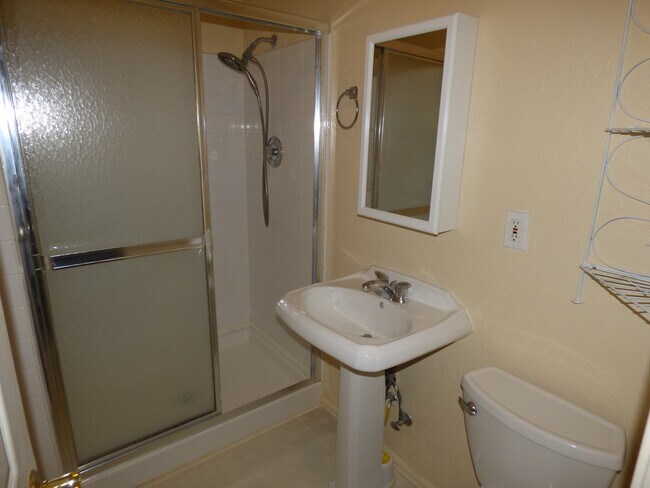 Building Photo - $0 DEPOSIT OPTION.  SPACIOUS 3-BED, 3-BATH...