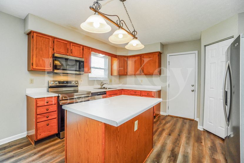 Building Photo - 81 Roxbury Dr