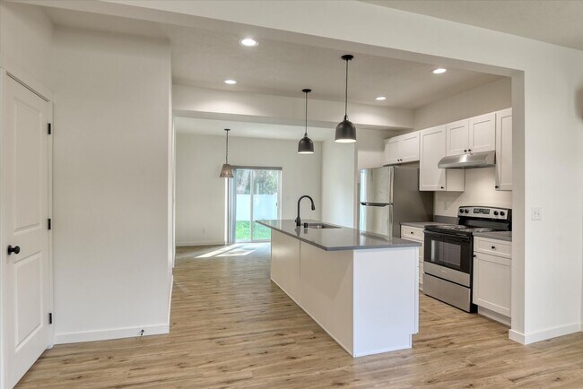 Building Photo - E. 7th Duplex