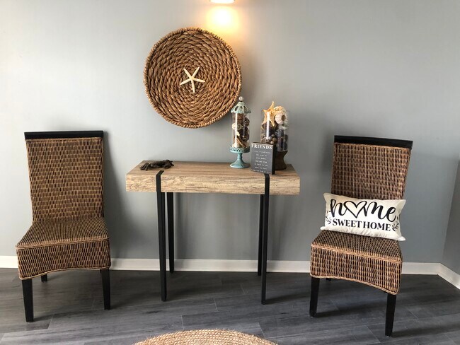 Common Entry - 120 N Woodland Blvd