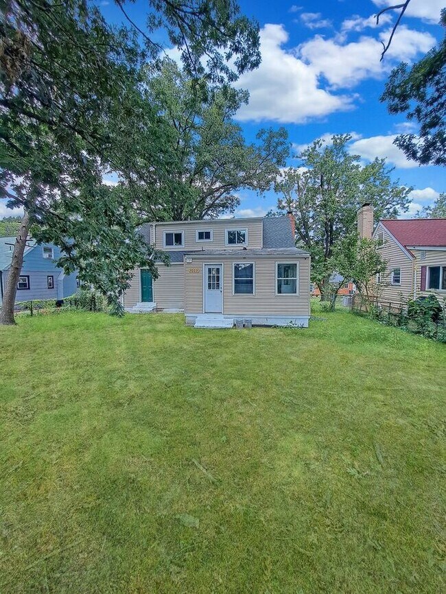 Building Photo - Mid-Century Modern SFH 3-Level, All Utilit...