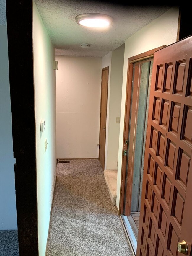 Building Photo - Two Bedroom Duplex in South Hills Area
