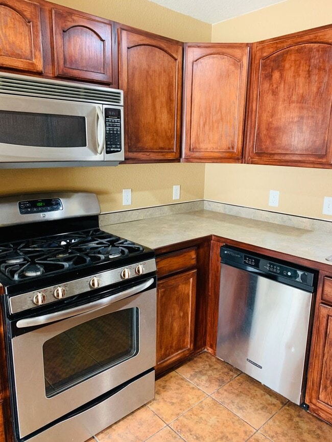 Building Photo - Large Yard - 3 Bed - 2 Bath - Pet Friendly