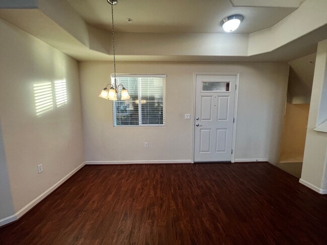 Building Photo - Spacious 2 bed 2 bath condo available in N...