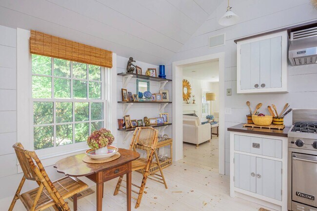 Building Photo - 156 Georgica Rd