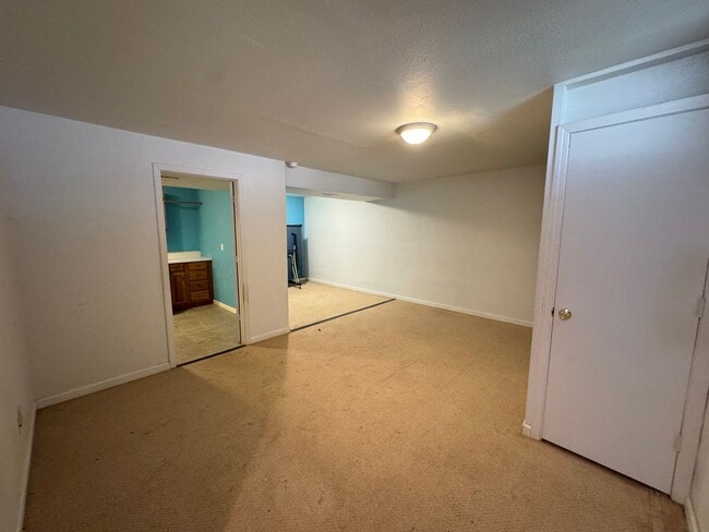 Building Photo - 5 Bedrooms!