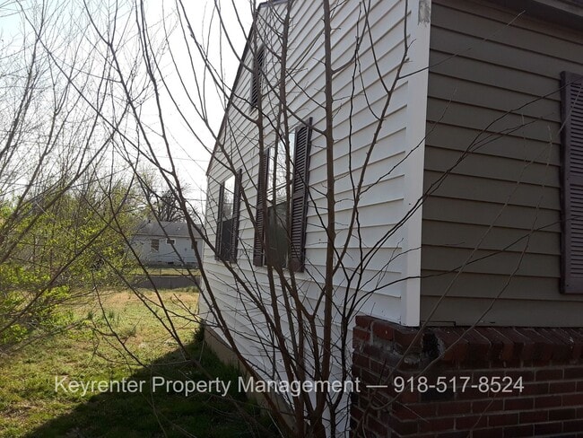 Building Photo - Spacious 4 Bedroom House