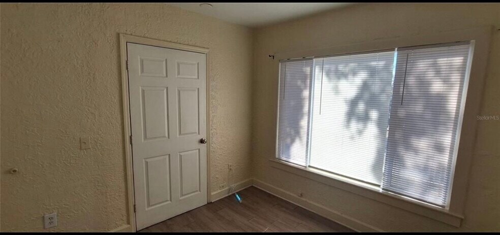 Building Photo - 821 Newton Ave S