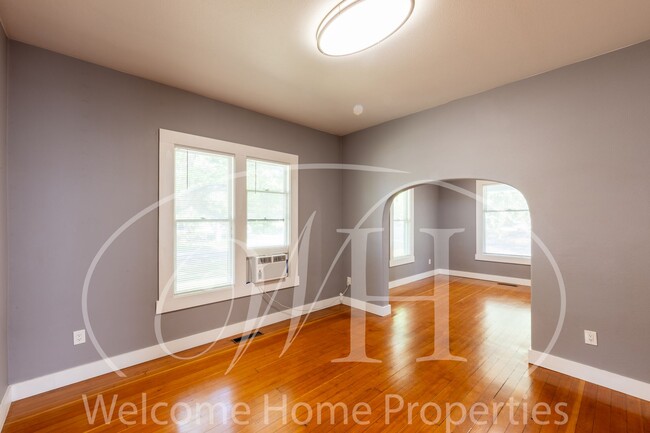 Building Photo - Great 2 Bedroom with Classic Finishes