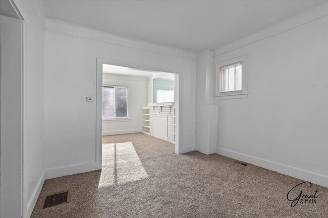 Building Photo - 2 bedroom $1200