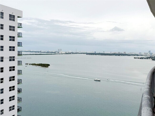 Building Photo - 1750 N Bayshore Dr