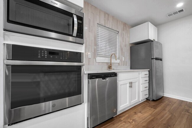 Building Photo - Completely renovated 2/1 on Golf Course!