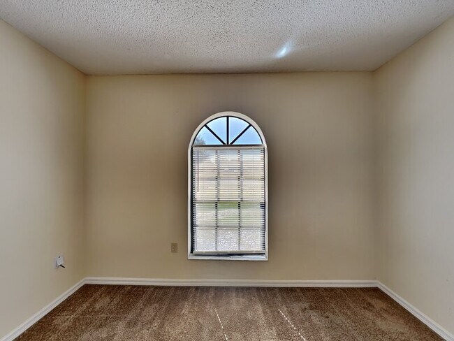 Building Photo - 2772 Sweet Springs St
