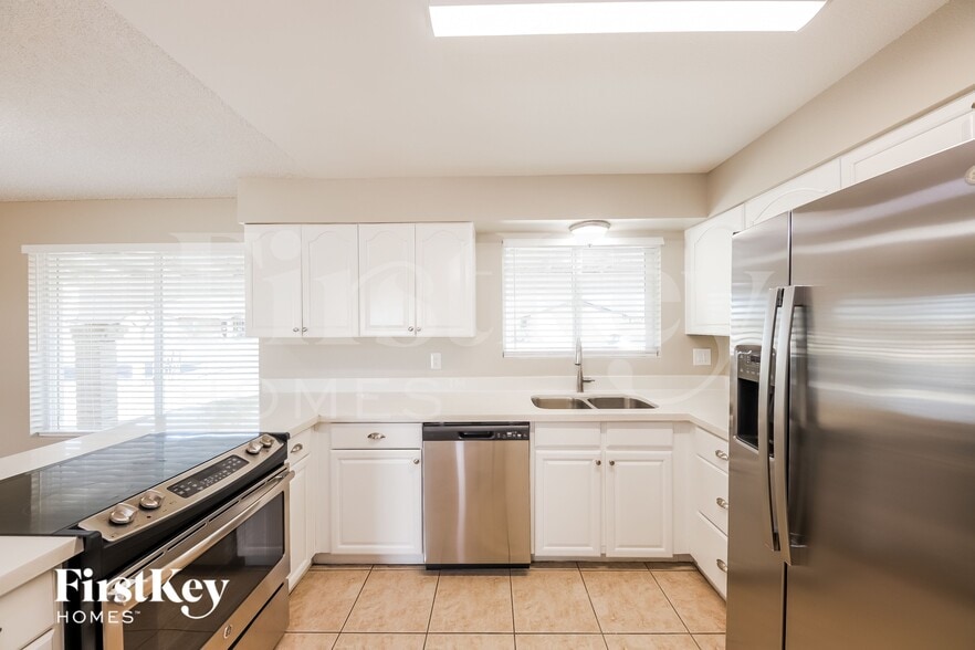 Building Photo - 9914 N 73rd Ave