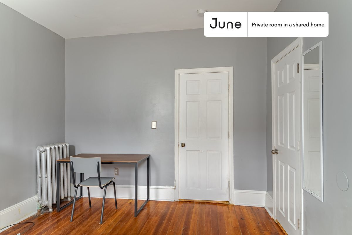 Building Photo - Room in Shared 3 bed/1.5 bath home