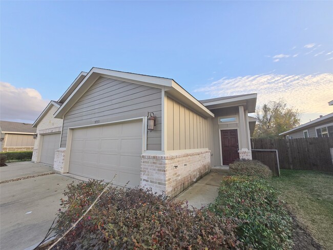 Building Photo - 9753 Grosbeak Ln