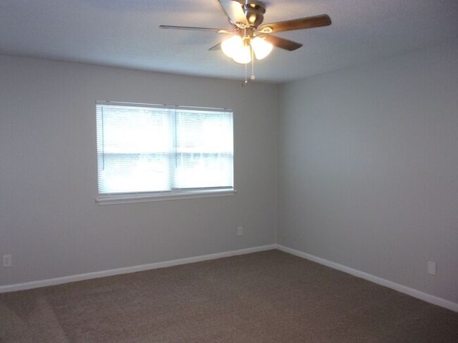 Building Photo - Recently Renovated 2 Bedroom 1 1/2 Bath To...