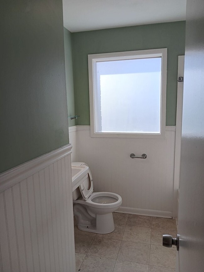 Building Photo - 3 BR Belmont Home with Fenced in Yard!