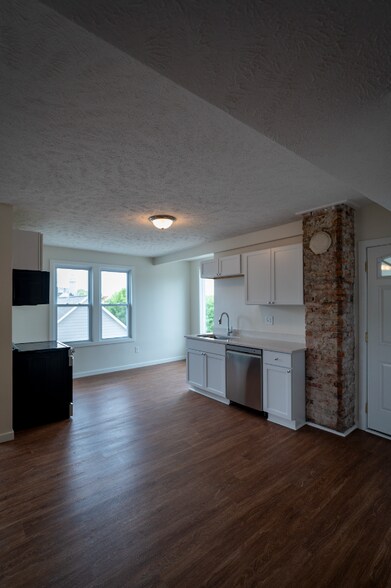 Building Photo - 1277 W 67th St