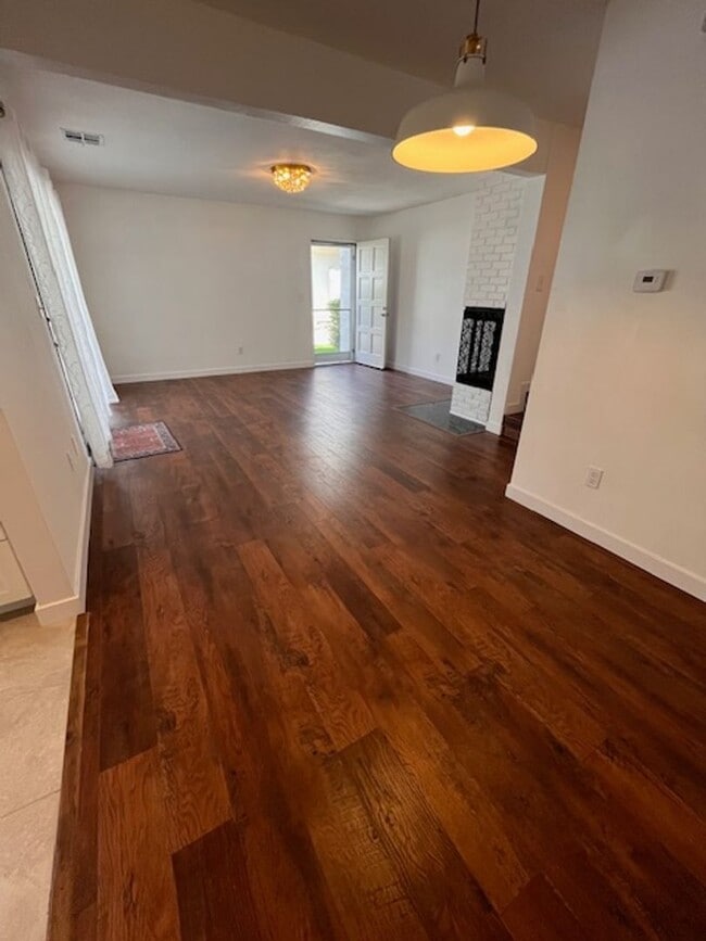 Building Photo - 3 bed 1.5 bath 2 story condo in Park Place...