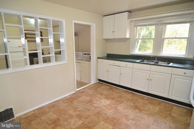 Building Photo - Beta Place #4