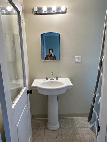 Upstairs- Bathroom 2 - 7 Franklin St