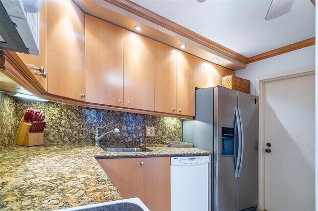 Building Photo - 2101 S Ocean Dr