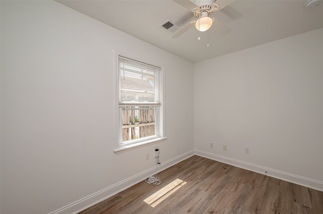 Building Photo - 915 Adele St