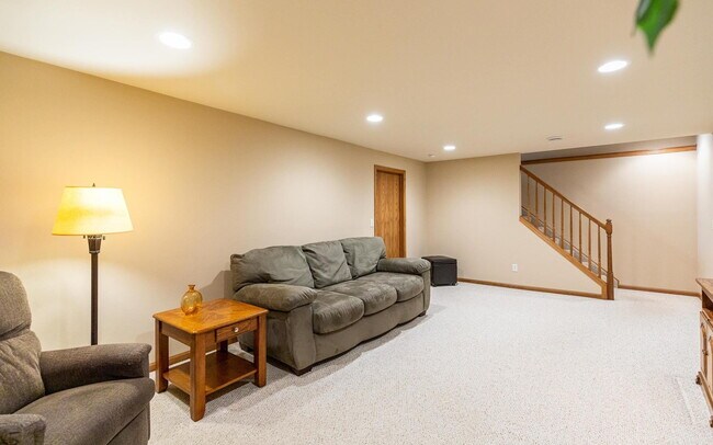 Building Photo - 878 Sky Ridge Dr