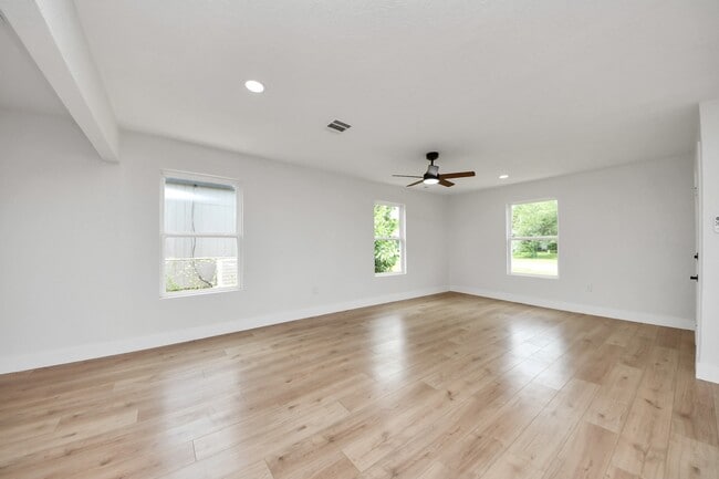 Building Photo - 501 Schilling Ave