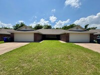 Building Photo - Duplex *LEASING SPECIAL AVAILABLE*