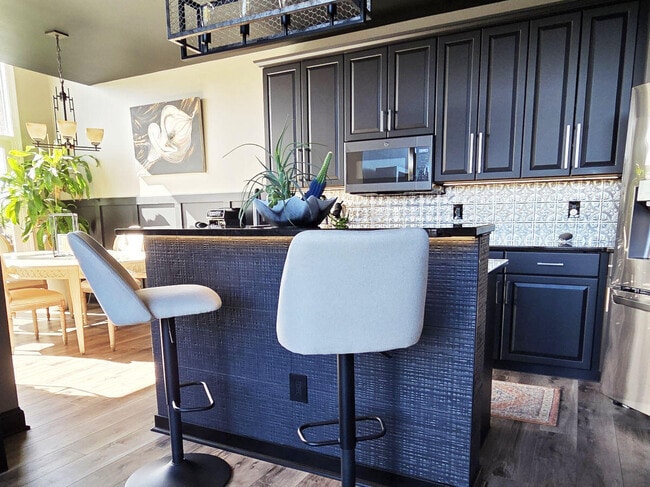 Building Photo - 1515 N Van Buren St