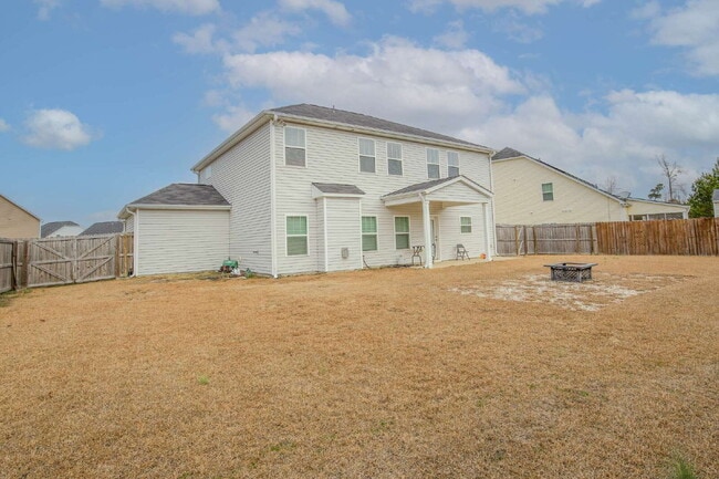 Building Photo - Spacious 3-Bed, 2.5-Bath Modern Home w/ 3-Car Garage in Highcroft – Close to Fort Bragg!