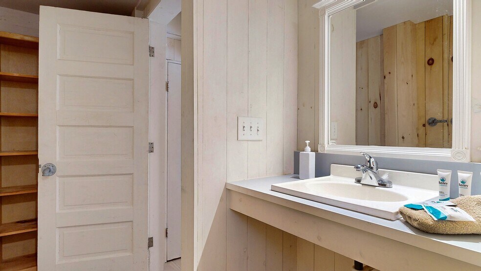 Building Photo - 42 Evergreen Ave