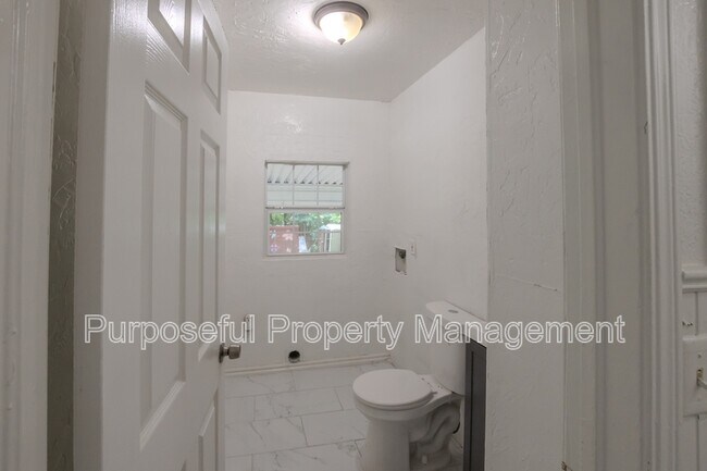 Building Photo - 2300 Miramar Blvd